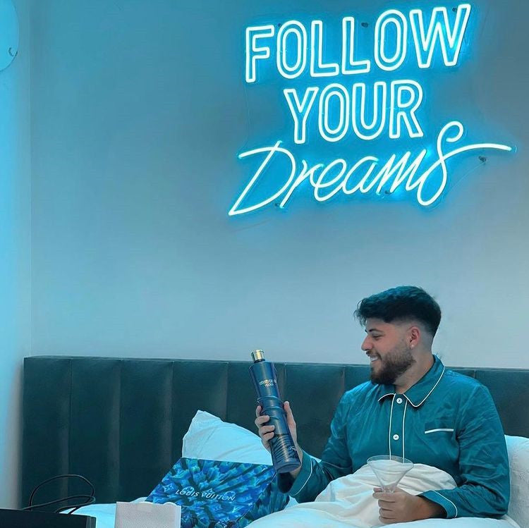 Cocktail e insegna al neon da sogno